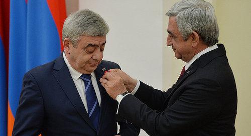 Президент Армении Серж Саргсян награждает своего брата Левона Саргсяна. Фото пресс-службы президента Армении. http://www.president.am