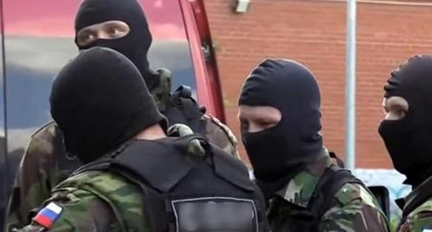 Силовики в масках. Стоп-кадр видео "Первый по срочным"
 https://www.youtube.com/watch?v=ZsKHG3JRbso