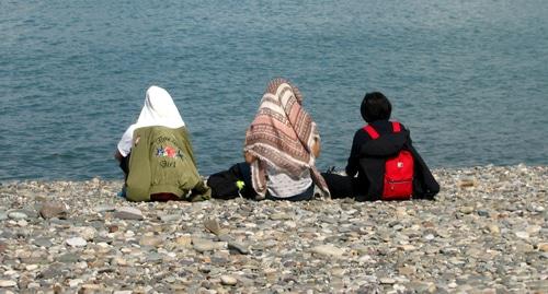 Девушки на морском побережье в Батуми, Грузия. Фото Юлии Кашеты для "Кавказского узла".