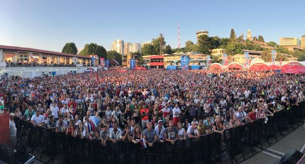 Болельщики в сочинской фан-зоне. 1 июля 2018 года. Фото Светланы Кравченко для "Кавказского узла"