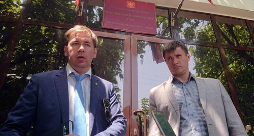 Адвокаты Титиева Новиков и Заикин  у здания Шалинского городского суда. Фото предоставлено ПЦ "Мемориал"