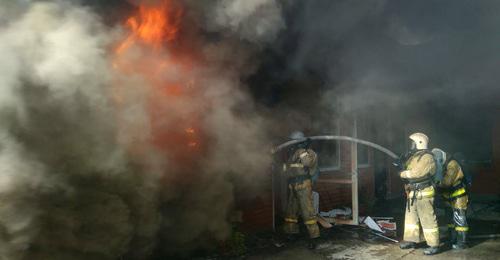 Устранение последствий пожара. © Фото пресс-службы ГУ МЧС РФ по Краснодарскому краю