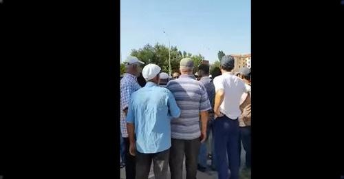 Жители Избербаша вышли на митинг из-за отсутствия питьевой воды. 3 июля 2018 года. Кадр из видео пользователя gazetachernovik
https://www.youtube.com/watch?v=98e1eqcGvNA