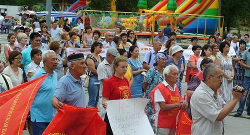 Митинг в Элисте против повышения пенсионного возраста и законопроекта о добровольном изучении национальных языков 3 июля 2018 года. Фото Бадмы Бюрчиева для "Кавказского узла".