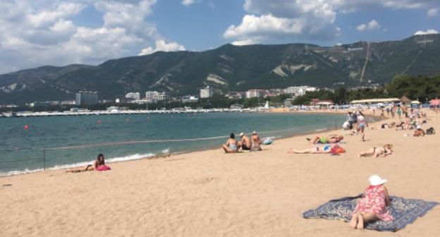 Закрытый для купания пляж в Геленджике, 6 июля 2018 год. Фото Анны Грицевич для "Кавказского узла".