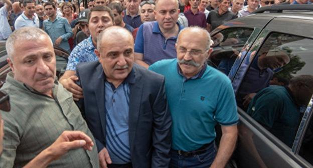 Самвел Бабаян (в центре) в окружении сторонников после выхода на свободу. 15 июня  2018 года. Фото: © Sputnik / Aram Nersesyan