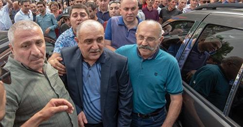 Самвел Бабаян (в центре) в окружении сторонников после выхода на свободу. 15 июня  2018 года. Фото: © Sputnik / Aram Nersesyan