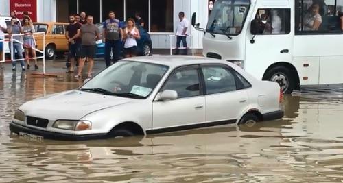Потоп в Адлерском районе. Сочи, 6 июля 2018 года. Скриншот с видео https://www.youtube.com/watch?v=MICjfifGlrc