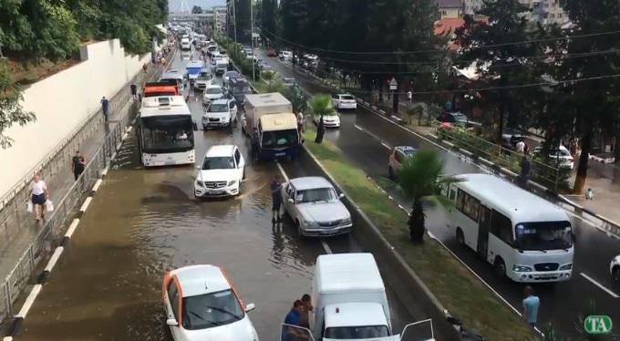 Потоп в Адлерском районе. Сочи, 6 июля 2018 года. Скриншот с видео https://www.youtube.com/watch?v=MICjfifGlrc