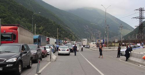 Скопление автомобилей на КПП "Верхний Ларс". Фото Алана Цхурбаева http://www.kavkaz-uzel.eu/blogs/119/posts/25364
