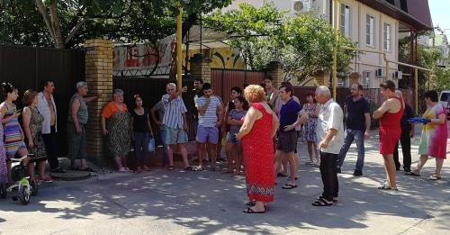 Участники схода жителей улицы Дзержинского. 8 июля 2016 года, фото Светланы Кравченко для "Кавказского узла".