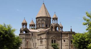 Монастырь Эчмиадзин. Фото: CC BY-SA 3.0 / Areg Amirkhanian / Etchmiadzin Cathedral
 https://ru.armeniasputnik.am/society/20180430/11769333/bezumie-v-ehchmiadzine-paren-hotel-spilit-krest-s-kafedralnogo-sobora-video.html
