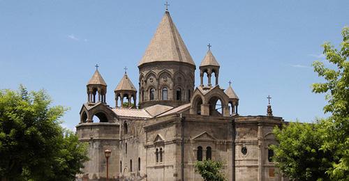 Монастырь Эчмиадзин. Фото: CC BY-SA 3.0 / Areg Amirkhanian / Etchmiadzin Cathedral
 https://ru.armeniasputnik.am/society/20180430/11769333/bezumie-v-ehchmiadzine-paren-hotel-spilit-krest-s-kafedralnogo-sobora-video.html