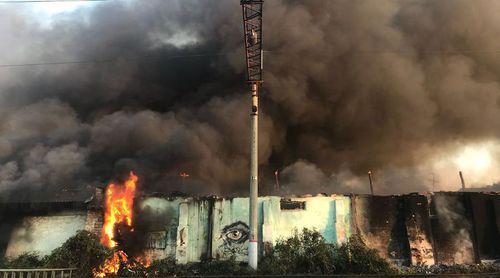 Огонь в здании склада-зерноприемника в станице Северской. Фото Петра Долбилова для Юга.ру