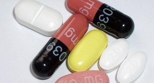 Различные формы твёрдых лекарственных средств: таблетки, капсулы. Фото Würfel - http://pool.nursingwiki.org/wiki/Image:Medikamente.JPG