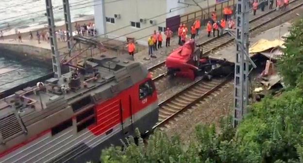 Грузовик, упавший с трассы на железную дорогу в Сочи. 12 июля 2018 г. Кадр из видео Youtube/Макс 24 Сочи