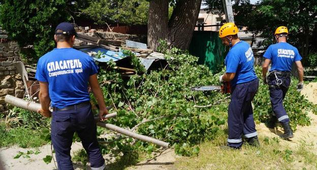 Спасатели убирают последствия урагана. Ставропольский край. Фото пресс-службы ГКУ ПАСС СК