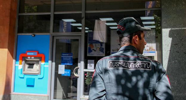 Отделение Converse Bank в Ереване. Фото © Sputnik / Karen Yepremyan https://ru.armeniasputnik.am/incidents/20171016/9072092/razbojnoe-napadenie-na-converse-bank-v-erevane-raskryto.html