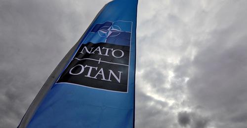Флаг НАТО. Фото: REUTERS/Reinhard Krause