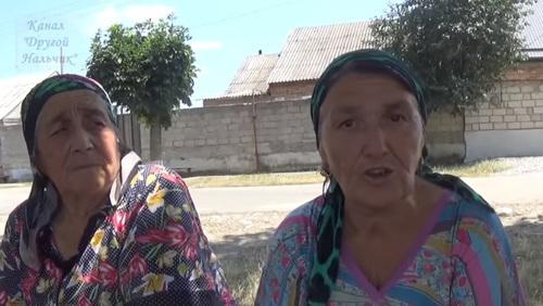 Жительницы улицы Кумахова в селе Второй Лескен. Скриншот с видео https://www.youtube.com/watch?v=VwGPtL8ygxw