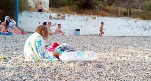 Отдыхающие на пляже.  Фото Нины Тумановой для "Кавказского узла"