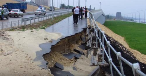 Разрушенное основание дороги и тротуара в Волгограде.  Фото Вячеслава Ященко для "Кавказского узла"