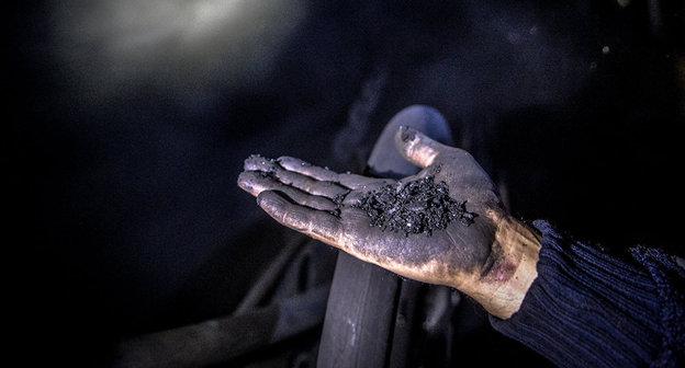 Шахтер показывает уголь на ладони. Фото: Sputnik / Alexey Kudenko

https://sputnik-georgia.ru/incidents/20180716/241228056/Tragedija-v-Tkibuli-ugolnye-shahty-mozhet-perejti-gosudarstvu.html