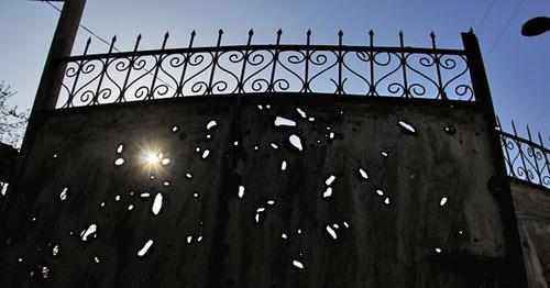 Следы от снарядов на воротах дома. Фото Фамиля Махмудбейли для "Кавказского узла"
