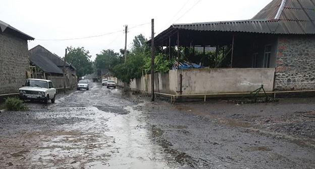 Размытая ливнем дорога. Фото © Sputnik / Leyla Abdullayeva https://ru.sputnik.az/incidents/20180717/416253063/liven-veter-posledstvija-selchane.html