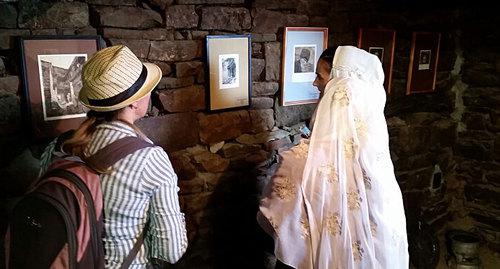 Посетители выставки «Кубачинская башня» рассматривают картины, фото Тимур Исаев для "Кавказского узла".