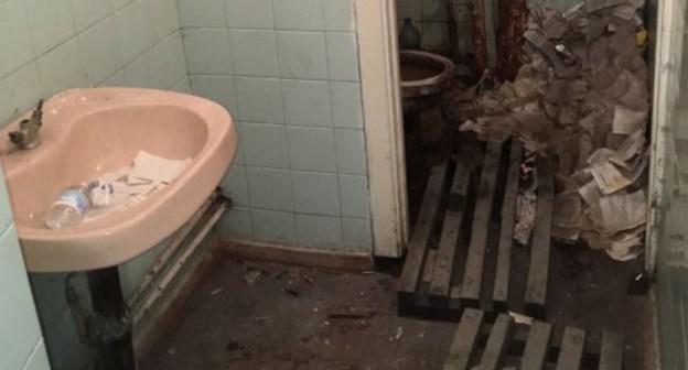 Туалет в ЦРБ. Фото пресс-службы прокуратуры Северной Осетии. http://www.procuror-osetia.ru/news/item/7981