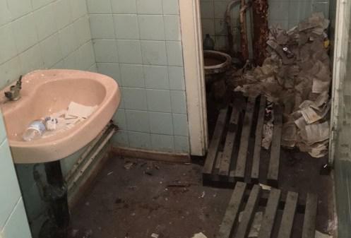 Туалет в ЦРБ. Фото пресс-службы прокуратуры Северной Осетии. http://www.procuror-osetia.ru/news/item/7981