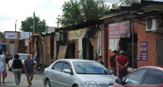 Предприниматели у пострадавших от пожара ларьков на территории оптового склада в Элисте. Фото Бадмы Бюрчиева для "Кавказского узла".
