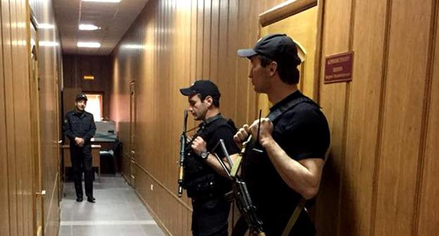 В коридоре Нальчикского гарнизонного военного суда во время заседания суда. Фото: пресс-служба Нальчикского гарнизонного военного суда http://nalchikskygvs.kbr.sudrf.ru