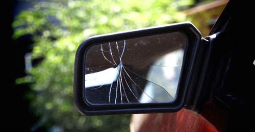 Треснувшее зеркало автомобиля. Фото: Валентина Мищенко / Югополис