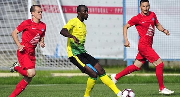 Мохаммед Рабиу (в центре). Фото http://www.fc-anji.ru/news/ru/club_news/mohammed_rabiu_podpisal_kontrakt_s_anji210718/