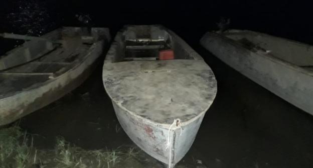 Лодки на берегу реки. Фото: пресс-служба Следственного управления СК РФ по Астраханской области