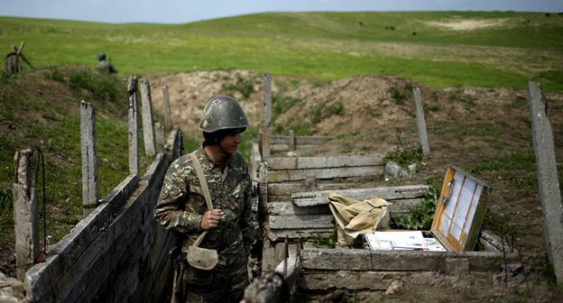 На линии соприкосновения в Нагорном Карабахе. Фото: REUTERS/Staff
