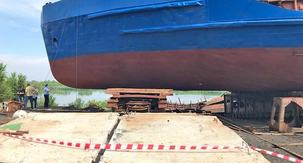 Проводится доследственная проверка по факту взрыва во время ремонтных работ на речном судне. 23 июля 2018 года. Фото: пресс-служба Следственного комитета http://yusut.sledcom.ru/