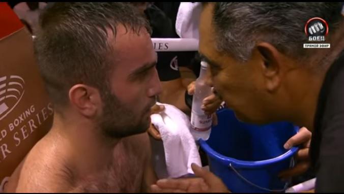 Мурат Гассиев и его тренер Абель Санчес во время боя с Александром Усиком. Скриншот с видео https://www.youtube.com/watch?v=C0l4Ah3nhnk&t=2622s