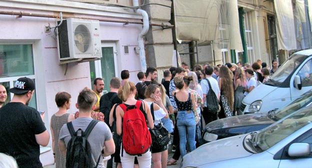 Ростовчане стоят в очереди, чтобы поставить подписи под петицией за сохранение "Дома Кисина". Фото Константина Волгина для "Кавказского узла"