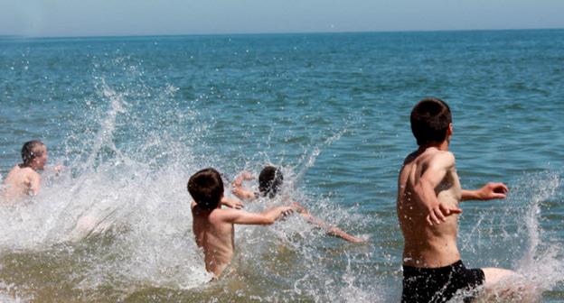 Дети купаются в Каспийском море. Фото: Пресс-служба детского оздоровительного лагеря "Надежда" http://dagcamp.ru/