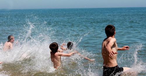 Дети купаются в Каспийском море. Фото: Пресс-служба детского оздоровительного лагеря "Надежда" http://dagcamp.ru/