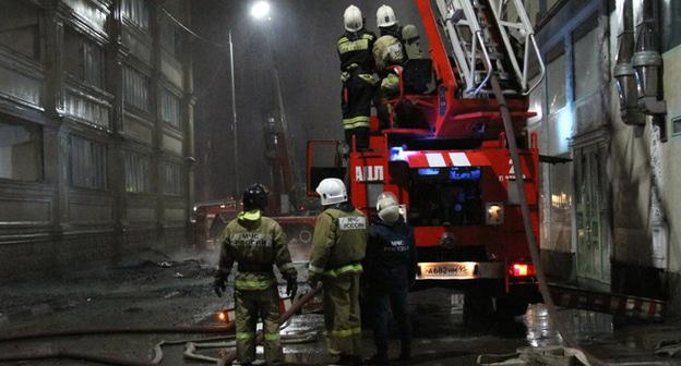 Тушение пожара. Фото: Пресс-служба МЧС РФ по Чеченской Республике http://www.grozny-inform.ru