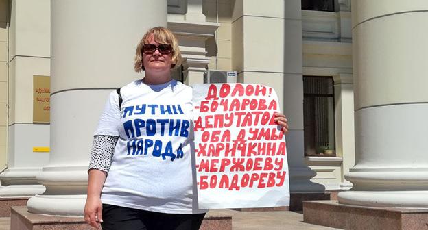 Надежда Лянзберг в одиночном пикете. Волгоград, 25 июля 2018 г. Фото Татьяны Филимоновой для "Кавказского узла"