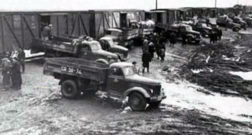 Ингушей и чеченцев свозили к вагонам-"теплушкам" на грузовиках. Февраль 1944 г. Кадр из видео пользователя vainakh38 https://www.youtube.com/watch?v=DKmb-WX0OI0