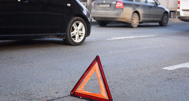 Аварийный знак на дороге. Фото Елены Синеок, Юга.ру
