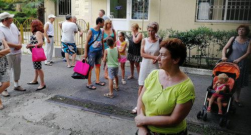 Сход граждан во дворе дома напротив стройки Фото Светланы Кравченко для "Кавказского узла"