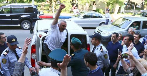 Афган Мухтарлы возле суда в Баку. 31 мая 2017 г. Фото:Aziz Karimov
