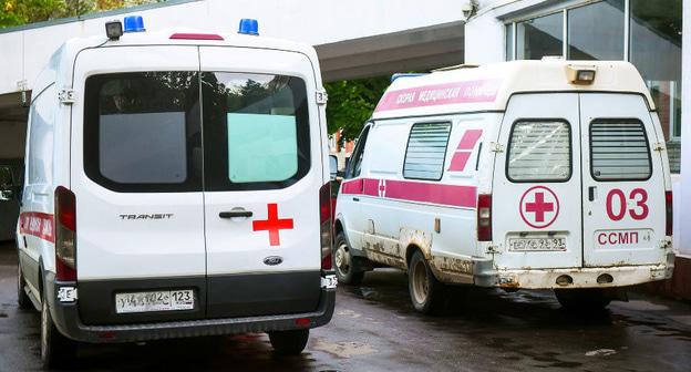 Машины скорой помощи.  Фото Елены Синеок, Юга.ру